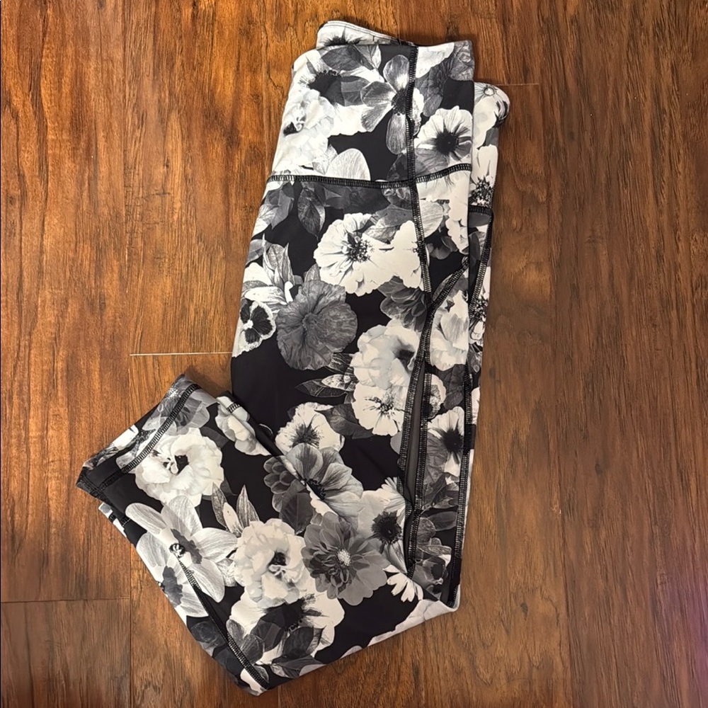 Old Navy Black and White Floral Cropped Leggings